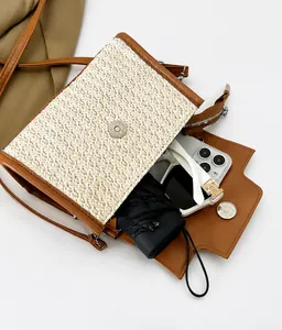 Détail du sac bandoulière tissé montrant l'espace pour téléphone et parapluie à l'intérieur