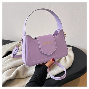 Détail du sac lilas en similicuir avec lettrage FASHION doré et ferrures métalliques chic