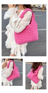 Détail du sac à bandoulière rose en tissu à bulles avec surface texturée et sangle