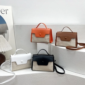 Sacs à main tissés en quatre couleurs avec rabat en cuir et détail de boucle ronde
