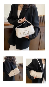 Détail du sac à bandoulière blanc motif crocodile avec boucle argentée et texture cuir PU