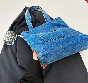 Vue détaillée du fond large de ce sac fourre-tout en denim délavé vintage