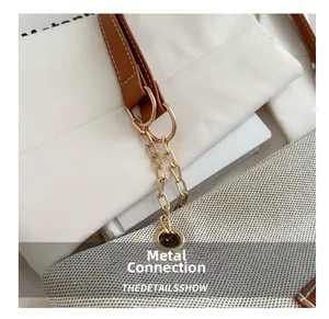 Detailansicht der gewebten Stofftasche mit Lederriemen und goldenen Metallgliedern