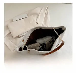 Innenansicht der geräumigen beige Tragetasche mit Platz für Handy, Schirm und Geldbörse
