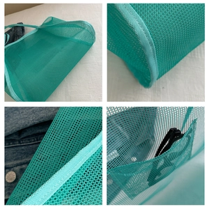 Vista detallada del bolso de malla verde menta con bordes reforzados y bolsillos