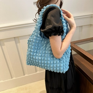 Detail der babyblauen Popcorn-Textur auf dieser stilvollen plissierten Schultertasche