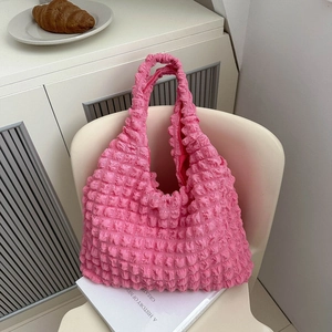 Detail der rosa Tasche mit Popcorn-Textur, Plissee-Stoff und großem Fassungsvermögen