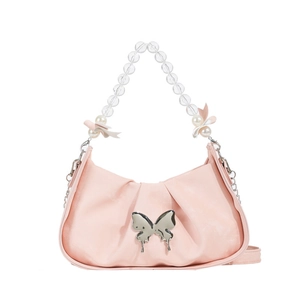 Sac croissant plissé rose avec papillon argenté et bandoulière en perles nacrées