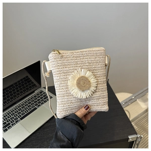 Dettaglio borsa porta cellulare in paglia beige con girasole e cerniera dorata