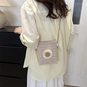 Elegante borsa a tracolla intrecciata da donna con una grande decorazione a girasole bianco