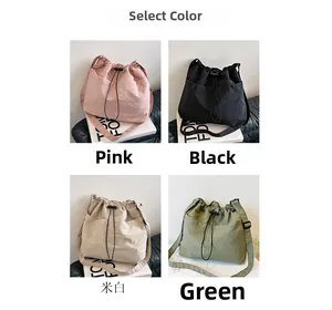 Farbwahl in Rosa, Schwarz, Beige und Grün für die Nylon-Umhängetasche mit Kordelzug