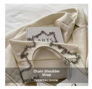 Détail du sac à main en cuir blanc texturé avec une élégante bandoulière en chaîne