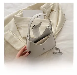 Vue de dessus de l'intérieur du sac demi-lune blanc montrant l'espace smartphone