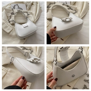Vues détaillées d'un sac demi-lune blanc avec nœud argenté et bandoulières en chaîne