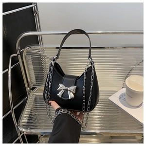 Détail d'un sac à main en cuir noir doté d'une élégante boucle en métal argenté