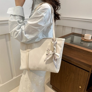 Bolso tote plisado en color crema con pañuelo de seda para mujer, ideal para la oficina