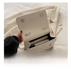 Detailansicht des geräumigen Innenfachs dieser beige gesteppten Kette Umhängetasche