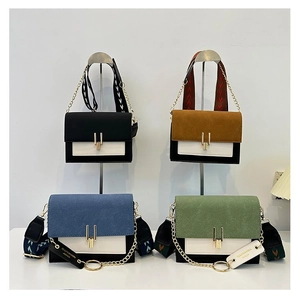 Retro-Umhängetasche mit breitem Ethno-Gurt und Duo-Material-Finish in vier Farben