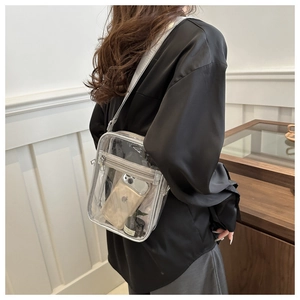 Vue arrière d'un sac bandoulière en PVC transparent montrant le rangement interne