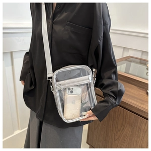 Détail intérieur d'un sac bandoulière en PVC transparent montrant l'espace pour un téléphone