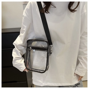 Detail van transparante PVC crossbody tas met zwarte rand en verstelbare schouderband