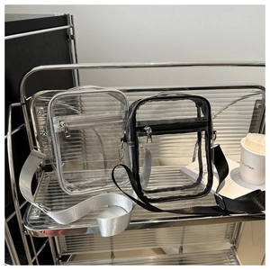 Sacs à bandoulière en PVC transparent moderne noir et argent sur un support métallique chic