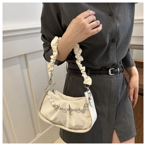 Detalle del bolso nube blanco plisado con cadena de perlas y correa fruncida