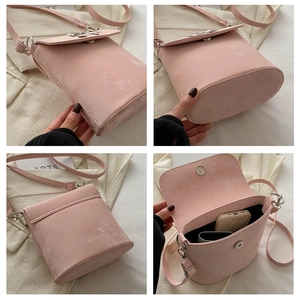 Vistas detalladas del bolso tipo cubo rosa mate con lazo metálico y cierre magnético
