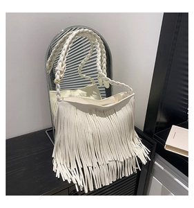 Detalle del bolso hobo blanco con flecos y correa trenzada a mano de cuero sintético suave