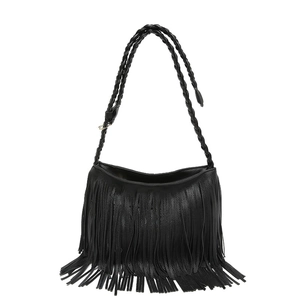 Bolso de hombro negro de gran capacidad con flecos y correa trenzada sobre blanco