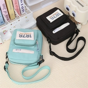 Bolso bandolera minimalista de nailon en verde menta y negro con correa ajustable