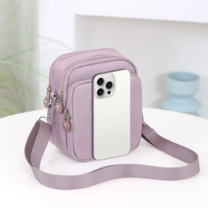 Bolso bandolera de nylon morado con múltiples cremalleras y correa ajustable