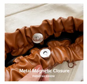Détail d'un sac nuage plissé marron avec un fermoir magnétique en métal argenté sûr
