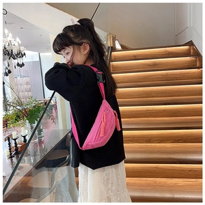 Détail de sac banane rose pour enfants en toile avec tirettes de fermeture tissées