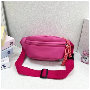 Vue détaillée du sac de poitrine en nylon rose avec fermeture éclair et cordons