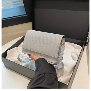 Nahaufnahme der glitzernden silbernen Pailletten-Tasche mit Strass in einer Geschenkbox