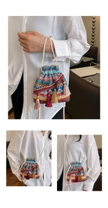 Detail van kleurrijke etnische bucket bag met bohemian franjes en geometrische patronen