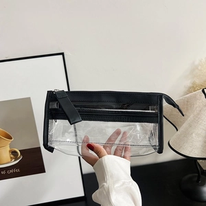 Dettaglio macro della borsa cosmetica in PVC trasparente con cerniera nera e bordo
