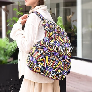 Außenaufnahme eines bunten Ethno-Rucksacks mit Kordelzug und geometrischen Mustern