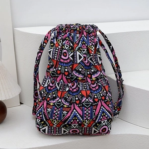 Detailansicht eines Kordelzug-Rucksacks mit buntem Ethno-Muster auf weißem Podest