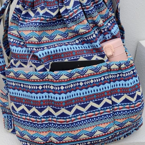 Detail des ethnischen Streifenrucksacks mit Seitentaschen und großem Stauraum