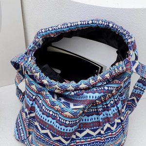 Geräumiges Innenleben des Ethno-Rucksacks mit Notizbüchern und blauem Kordelzugverschluss