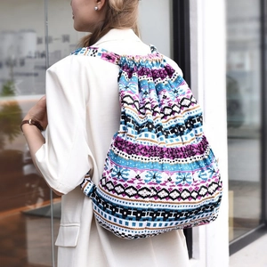 Detailaufnahme des Ethno-Rucksacks mit bunten Streifen und geometrischem Muster