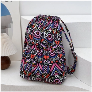Detailansicht eines Ethno-Rucksacks mit geometrischem Muster und Kordelzugverschluss