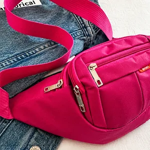 Detalle de la riñonera deportiva rojo rosa con cremalleras y textura resistente