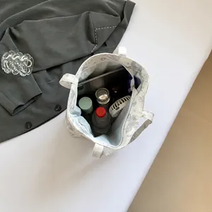 Binnenzicht van de witte vlinder tote bag met ruime capaciteit voor dagelijkse spullen
