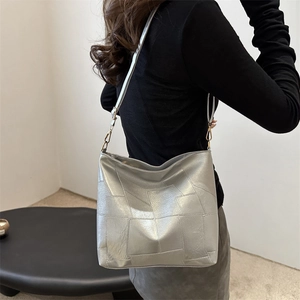 Silberne Tragetasche mit geometrischen Paneelen, Metallic-Finish und Schultergurt