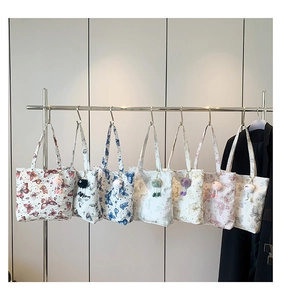 Detail van vlinderprint canvas tote bags in zeven kleuren met zachte pluche hangers
