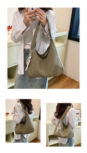 Détail du sac bandoulière croissant en nylon vert olive avec texture et pendentif