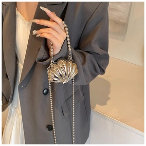 Mini borsa da sera a conchiglia argento con manico di perle e catena decorata a perline